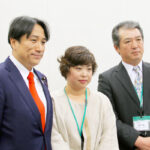参議院議員 川田 龍平さんも駆けつけてくれ工藤さん夫妻と記念撮影
